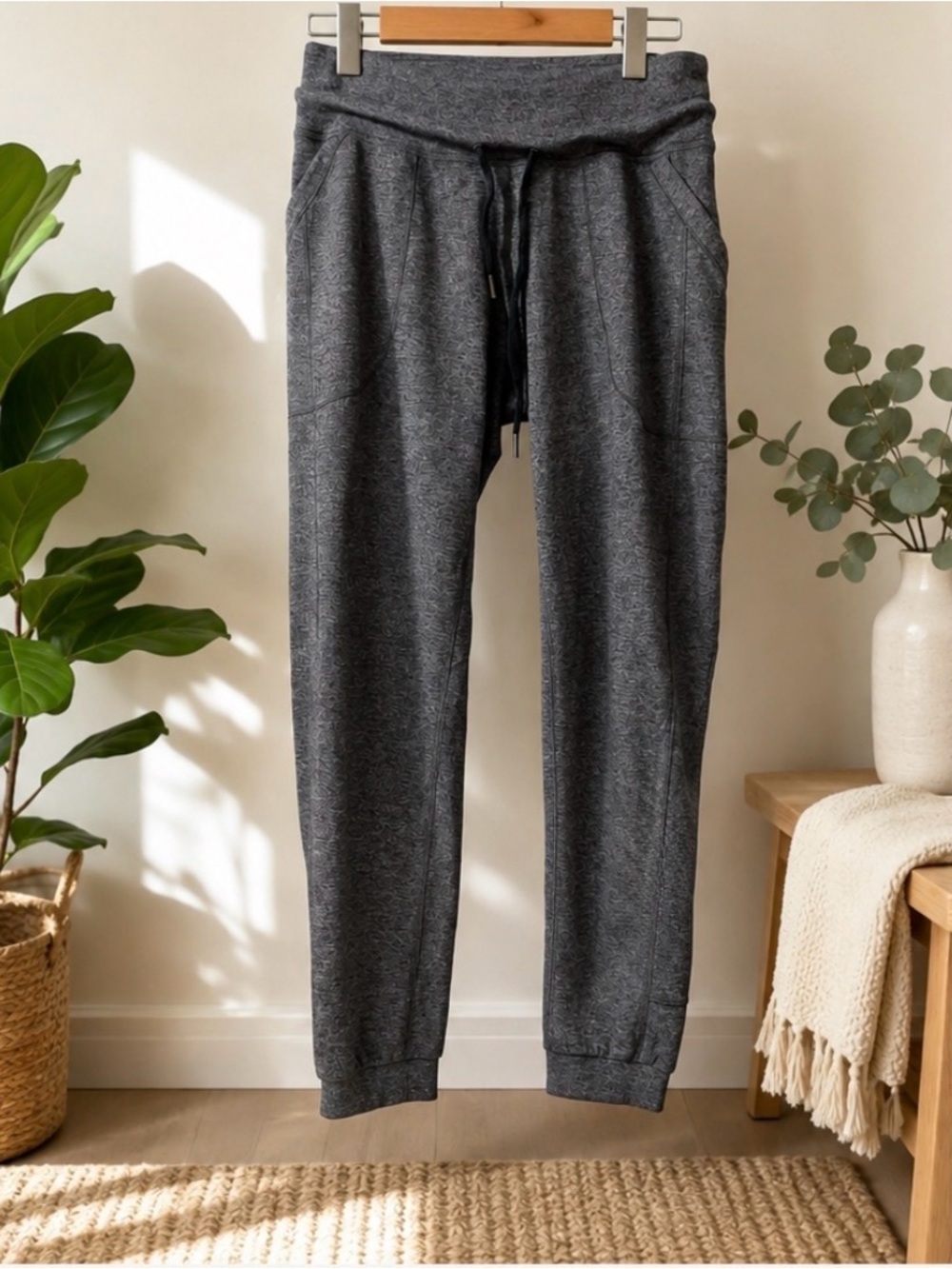 Lululemon Heathered Gray Jogger Pants Women’s Size 6 Drawstring Athletic